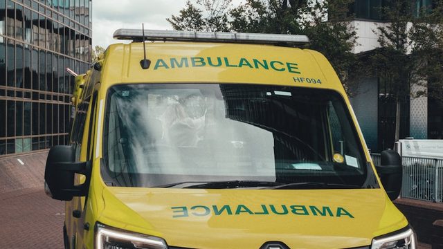 Médica auscultando a un paciente