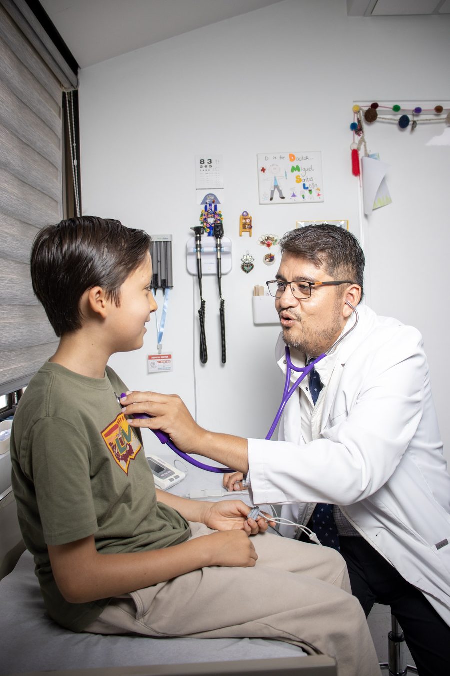 Dr. Miguel Ángel Santos León atendiendo a un paciente en consulta