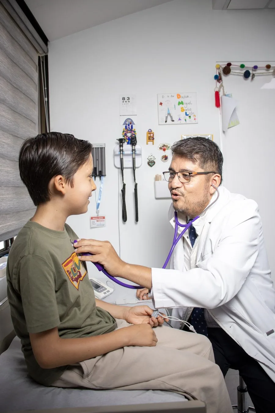 Dr. Miguel Ángel Santos León durante una consulta pediátrica