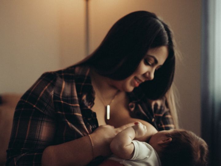 Madre cargando a su bebé con ternura